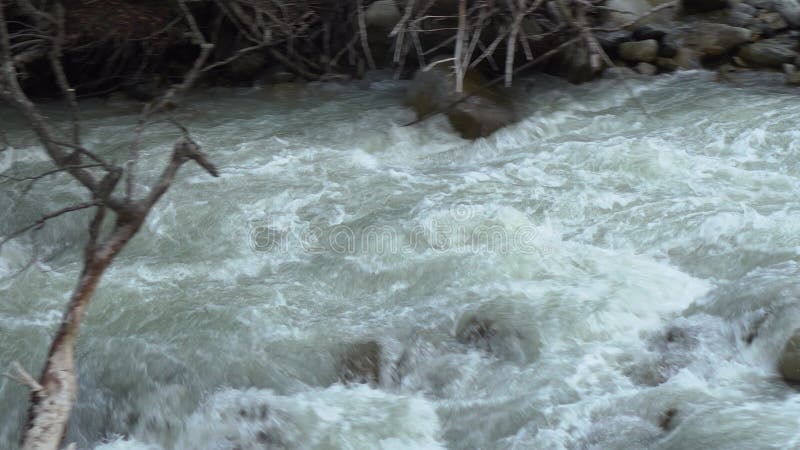 快速流动的山河特写 摄像机监视水的移动