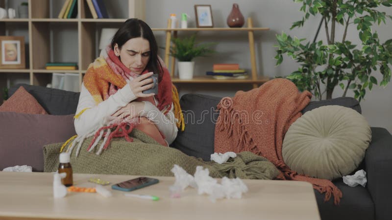 怀孕的白种人妇女在家中感到不舒服 影视素材