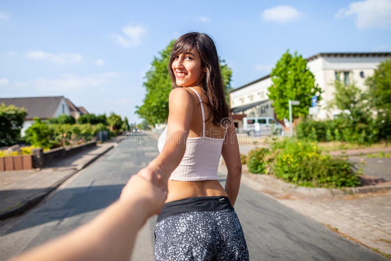 性感的女孩举行a供以人员手 图库摄影 性感的女孩举行a供以人员手 图库摄影