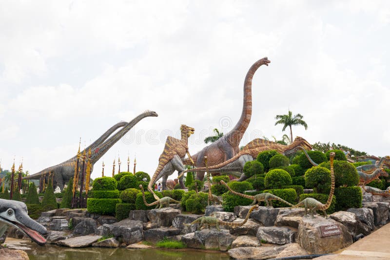 恐龙的雕塑在谷的在Nongnooch庭院，这是美好的风景和 免版税库存图片