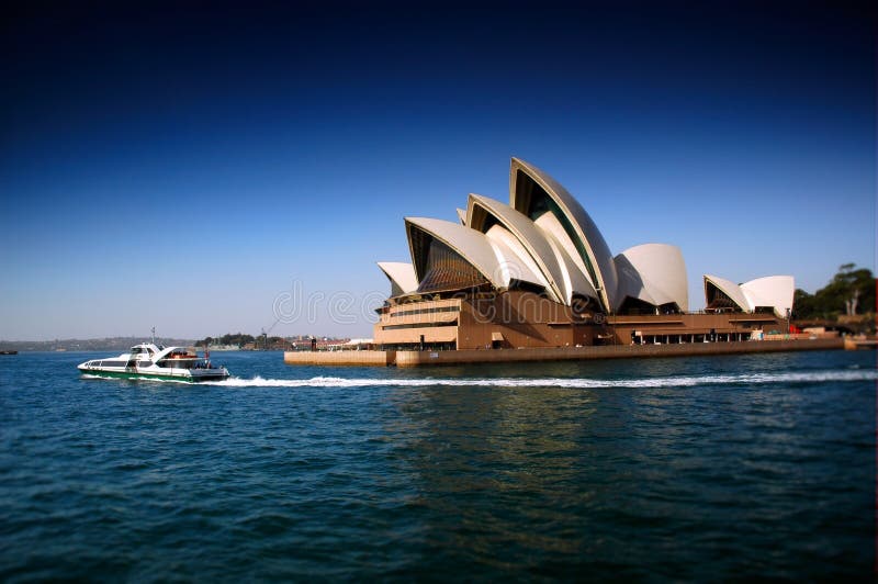 悉尼歌剧院沉重对立和掀动转移焦点创造狭窄的景深 免版税图库摄影