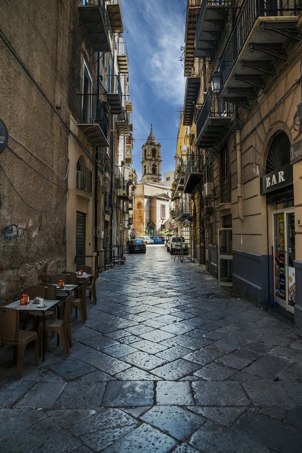 探索一座意大利小镇迷人的小巷，这里拥有令人惊叹的建筑和充满活力的街头生活 免版税库存照片