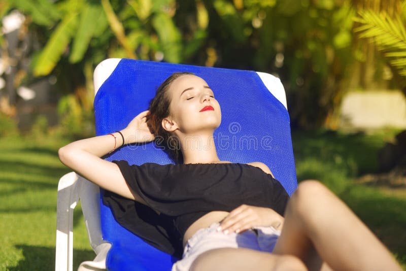 您系列节日快乐的夏天 太阳镜的时尚女孩松弛 在背景中棕榈树 美丽的概念池假期妇女年轻人 美丽的女孩说谎 免版税库存照片 您系列节日快乐的夏天 太阳镜的时尚女孩松弛 在背景中棕榈树 美丽的概念池假期妇女年轻人 美丽的女孩说谎 免版税库存照片