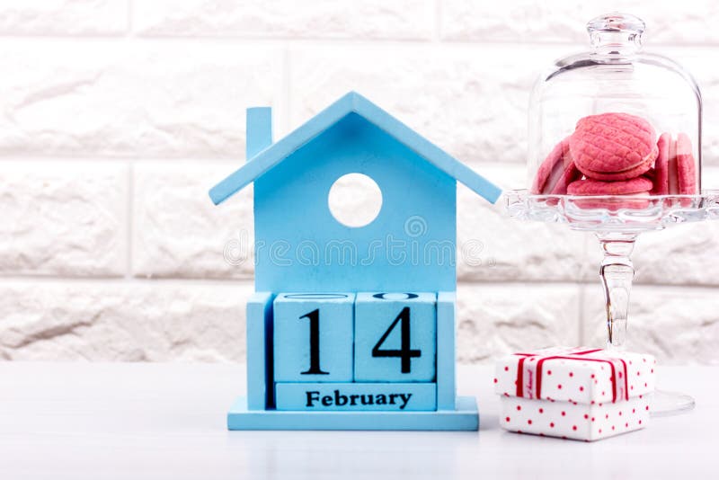 情人节蓝历2月14日 Pink macaroon cookies in a crystal vase and gift box 库存照片 情人节蓝历2月14日 Pink macaroon cookies in a crystal vase and gift box 库存照片