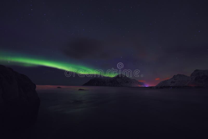 惊人的多彩多姿的极光Borealis也知道,当在夜空的北极光在Lofoten环境美化,挪威,斯堪的那维亚 图库摄影 惊人的多彩多姿的极光Borealis也知道,当在夜空的北极光在Lofoten环境美化,挪威,斯堪的那维亚 图库摄影