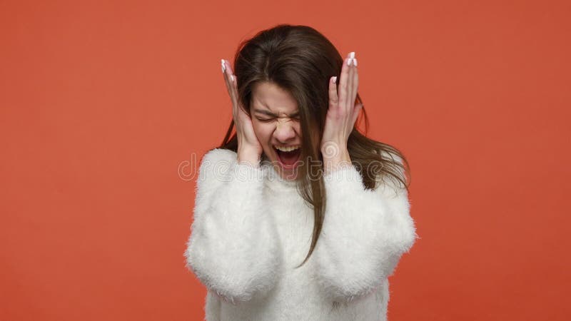 惊恐的惊慌失措的女人大声尖叫，闭着双耳，双手惊吓和害怕 影视素材 - 视频 包括有 查出, 封锁: 211999524