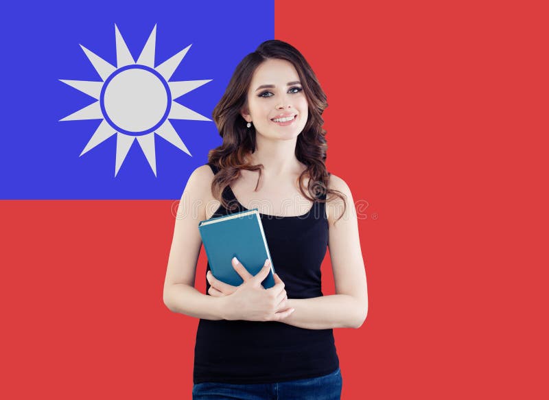 愉快的俏丽的女孩画象反对台湾旗子背景的 学会汉语和旅行在台湾的年轻女人 库存图片 愉快的俏丽的女孩画象反对台湾旗子背景的 学会汉语和旅行在台湾的年轻女人 库存图片