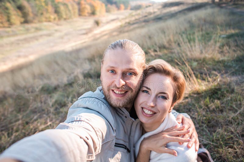 愉快的中年夫妇做selfie户外 库存照片 愉快的中年夫妇做selfie户外 库存照片