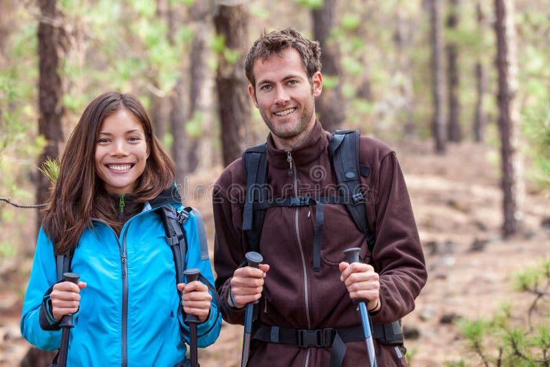 愉快的健康夫妇徒步旅行者 免版税库存照片 愉快的健康夫妇徒步旅行者 免版税库存照片