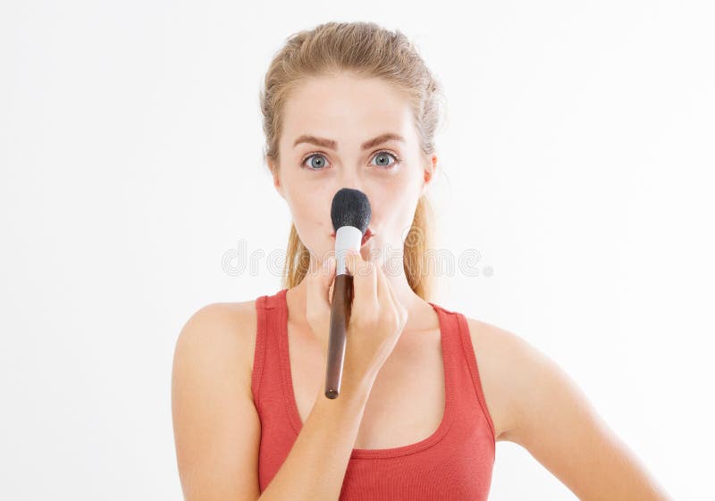 愉快的年轻女人面孔特写镜头与组成被隔绝的刷子在白色背景 秀丽女孩护肤概念 复制空间 免版税库存照片 愉快的年轻女人面孔特写镜头与组成被隔绝的刷子在白色背景 秀丽女孩护肤概念 复制空间 免版税库存照片