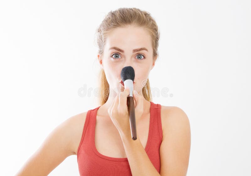 愉快的年轻女人面孔特写镜头与组成被隔绝的刷子在白色背景 秀丽女孩护肤概念 复制空间 免版税库存照片 愉快的年轻女人面孔特写镜头与组成被隔绝的刷子在白色背景 秀丽女孩护肤概念 复制空间 免版税库存照片