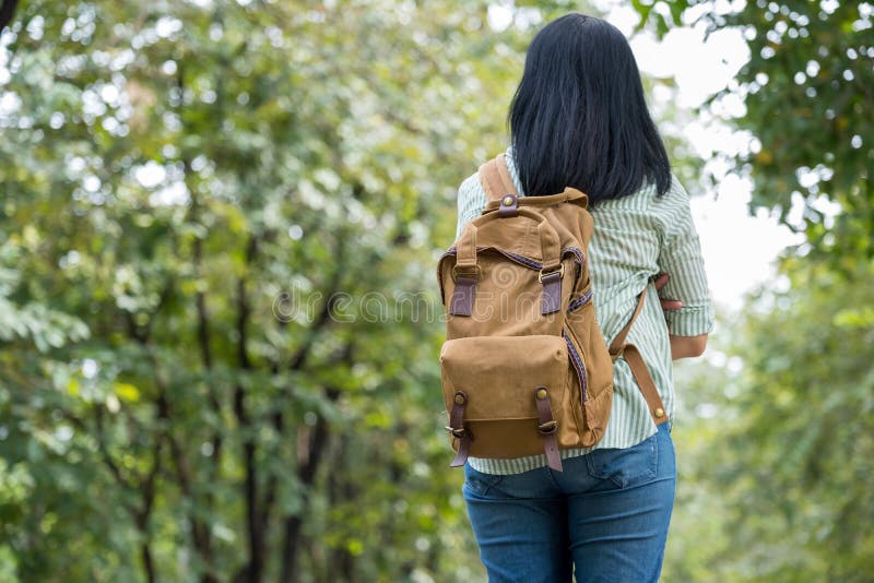 愉快的年轻旅客妇女背包徒步旅行者旅行在绿色自然fo 图库摄影 愉快的年轻旅客妇女背包徒步旅行者旅行在绿色自然fo 图库摄影