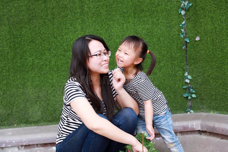 愉快的矮小的逗人喜爱的可爱的女婴中国儿童亲吻和获得与母亲妈妈的乐趣在夏天公园自然幸福童年 图库摄影 愉快的矮小的逗人喜爱的可爱的女婴中国儿童亲吻和获得与母亲妈妈的乐趣在夏天公园自然幸福童年 图库摄影