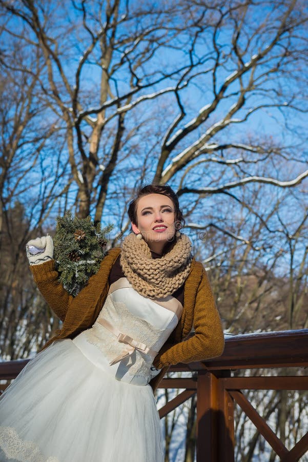 愉快的美丽的新娘在一个多雪的冬日 晴朗的天气 时髦 手工制造婚礼的花束使由杉木树 mitte 免版税库存照片 愉快的美丽的新娘在一个多雪的冬日 晴朗的天气 时髦 手工制造婚礼的花束使由杉木树 mitte 免版税库存照片