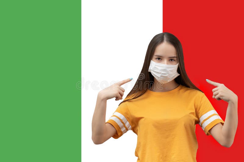 意大利冠状病毒的防护 带复制空间的旗帜背景上戴抗菌医用口罩的小女孩 免版税图库摄影 意大利冠状病毒的防护 带复制空间的旗帜背景上戴抗菌医用口罩的小女孩 免版税图库摄影
