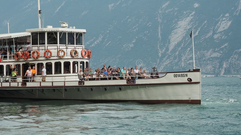 Limone sul garda意大利. 湖garda. 离开码头的历史性的zanardelli sternwheeler paddleboat