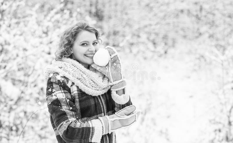 感觉感觉放松了. 欢快的女人享受休假. 在雪林中温暖衣服的女人. 白雪覆盖的树木. 女孩 免版税库存照片
