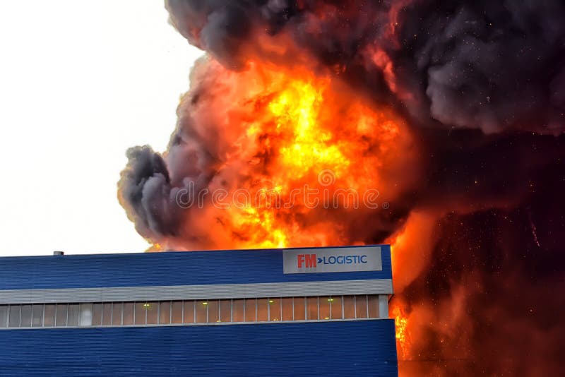 令人窒息的烟雾和煤灰在火灾中 库存图片