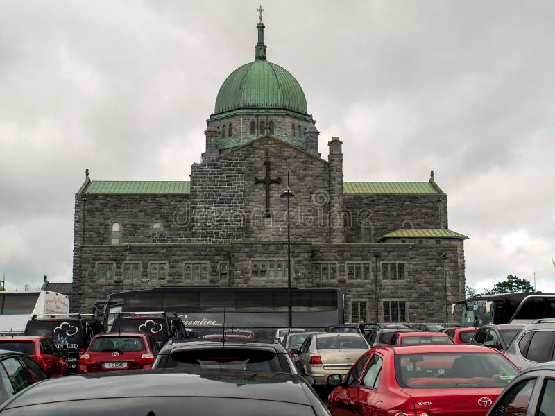 戈尔韦/爱尔兰11月/10/2019年11月/10日戈尔韦大教堂全停车场，多云天空