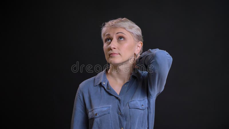 成人可爱的白种人女性特写镜头画象有是被混淆和摩擦她的脖子的短的金发的与 库存图片 成人可爱的白种人女性特写镜头画象有是被混淆和摩擦她的脖子的短的金发的与 库存图片