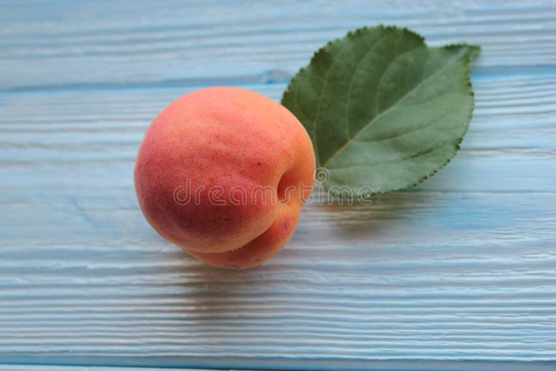 成熟和甜桃子在木背景说谎