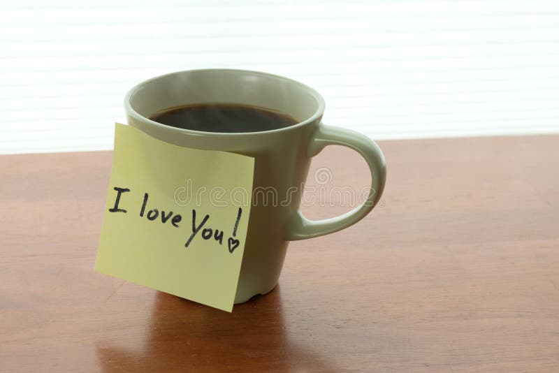 我爱你!关于通入蒸汽的咖啡的笔记在早晨光的