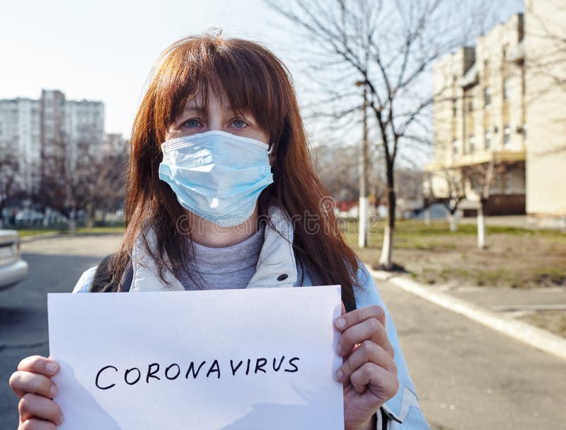 戴卫生口罩预防冠状病毒的妇女 欧洲新型冠状病毒2019-nCoV爆发的人 免版税图库摄影 戴卫生口罩预防冠状病毒的妇女 欧洲新型冠状病毒2019-nCoV爆发的人 免版税图库摄影