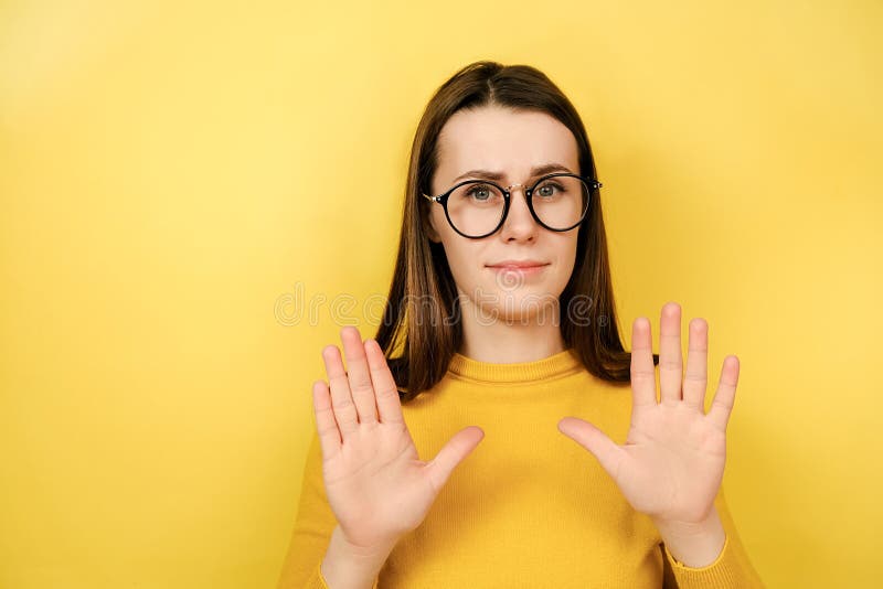 戴着眼镜的黑发美女表现出拒绝的姿态,不想参加会议,让我一个个 免版税库存照片 戴着眼镜的黑发美女表现出拒绝的姿态,不想参加会议,让我一个个 免版税库存照片