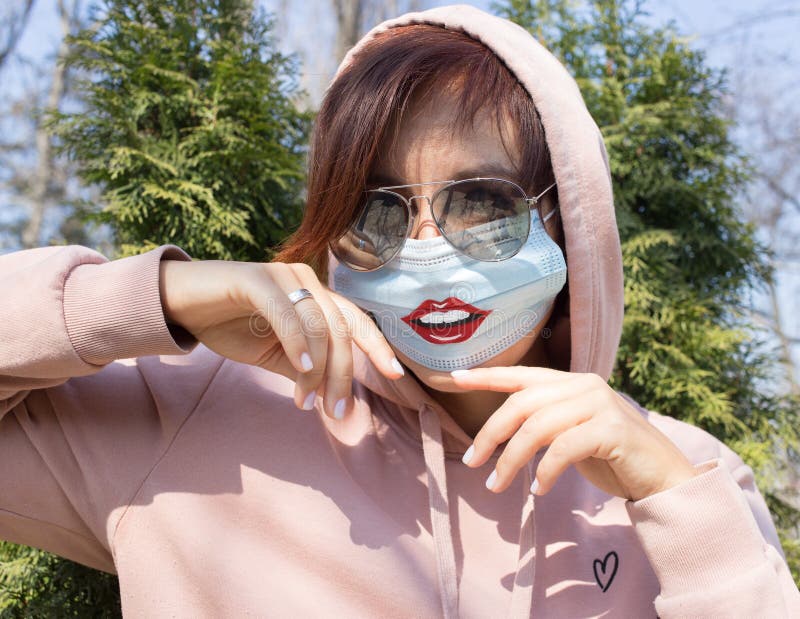 戴着红色嘴唇医用口罩的女子. 希望最好 免版税库存照片