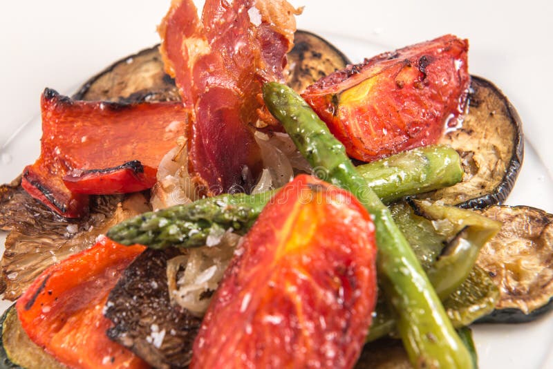 æˆ´ç €çº¢è‰²é­”é¬¼é ¢å…·çš„äººã€‚åœ¨åŽ„ç“œå¤šå°”çš®æ‹‰ç½—çš„è¿ªå·´æ