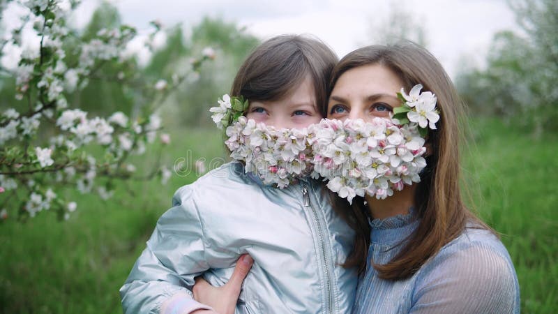戴花面具的幼女 影视素材. 视频 包括有 女性, 成人, 开花, 节日, 流行病, 表面, 子项, 乐趣 - 186092946