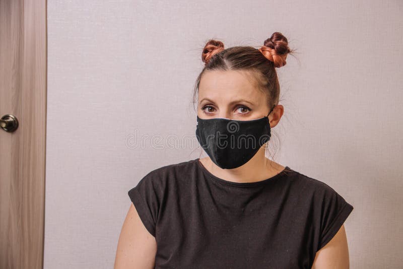 戴防护面具的女孩，灯光背景上的有趣发型 免版税图库摄影