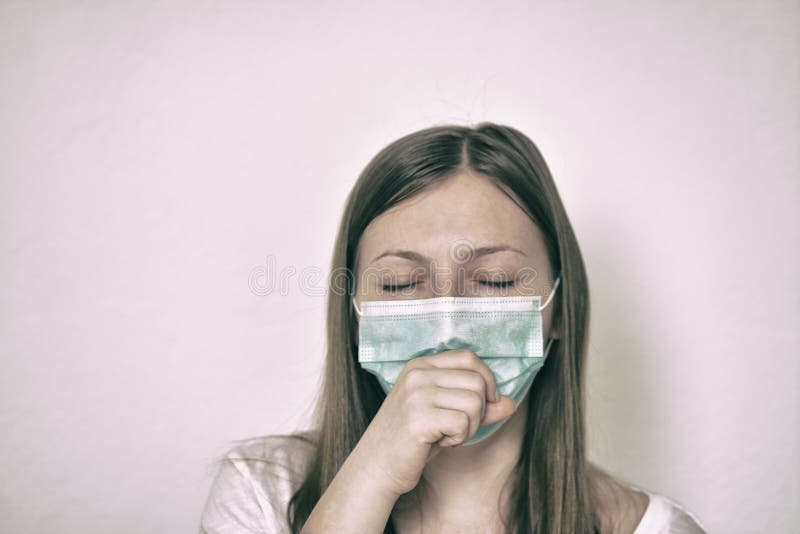 戴面具保护她免受冠状病毒侵害的女孩 冠状病毒流行 武汉与流行病毒症状 免版税库存图片 戴面具保护她免受冠状病毒侵害的女孩 冠状病毒流行 武汉与流行病毒症状 免版税库存图片