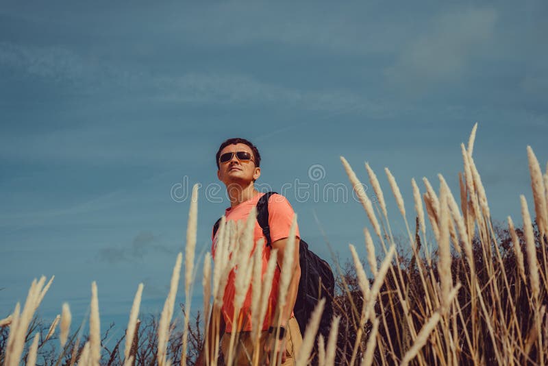 户外冒险 背包旅行者探索世界 人的自由旅行 背包度假 积极的生活方式 波兰欧洲 库存图片
