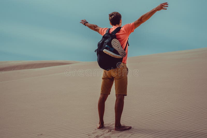 户外冒险 背包旅行者探索世界 人的自由旅行 背包度假 积极的生活方式 波兰欧洲 库存图片