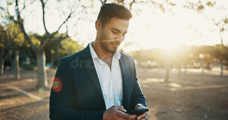 户外商务人士和有智能手机打字的男性或有晨间通勤短信或专家的社交媒体. 人 免版税图库摄影