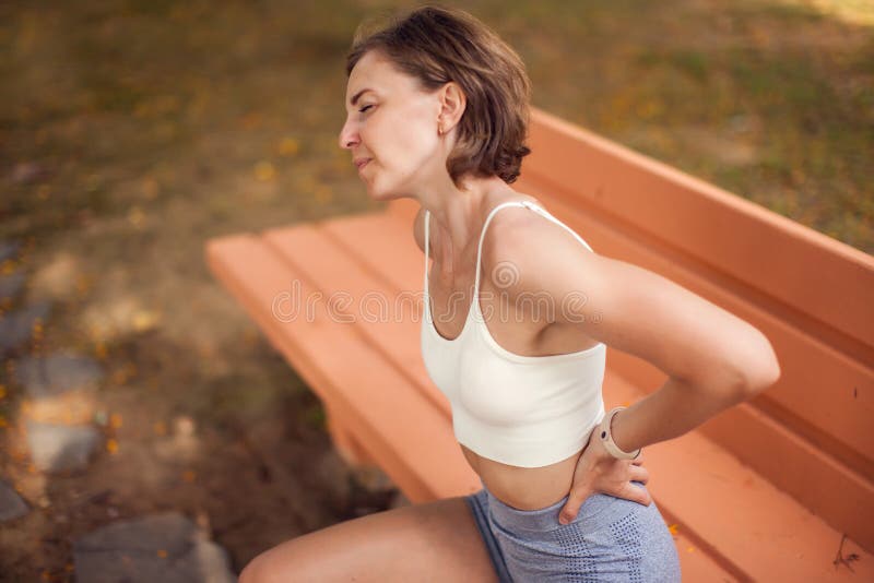 户外背痛的女人. 健康保健与医学概念 库存照片