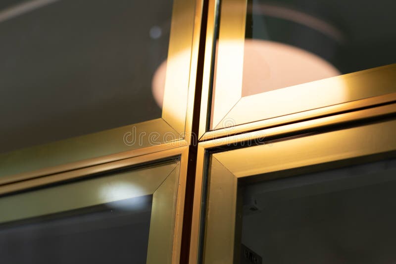 房间里的建筑衣柜是一面金边镜子 库存照片