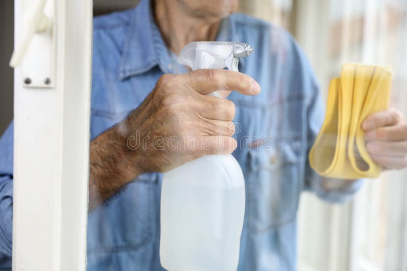 手套里拿抹布和窗户清洁器 免版税库存照片 手套里拿抹布和窗户清洁器 免版税库存照片