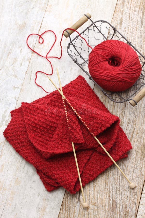 手工编织的红色围巾和心形的螺纹