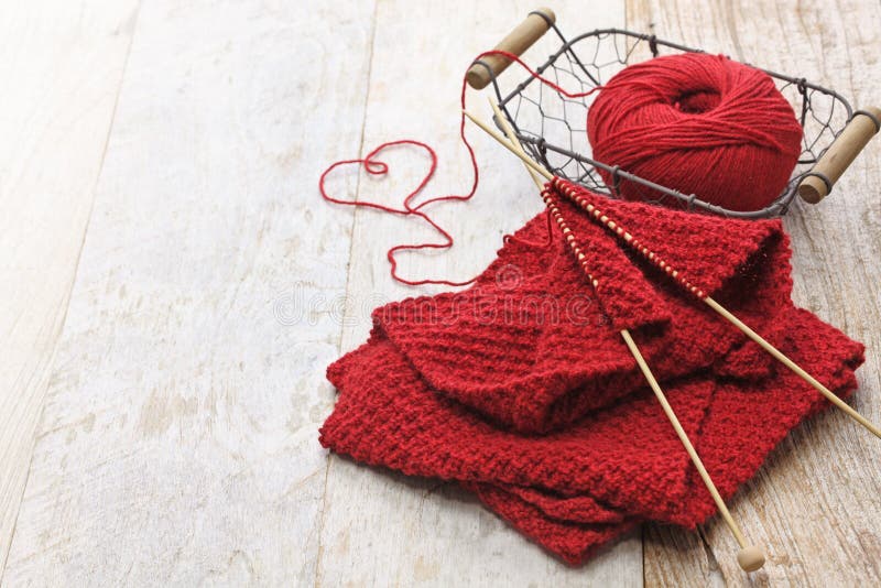 手工编织的红色围巾和心形的螺纹