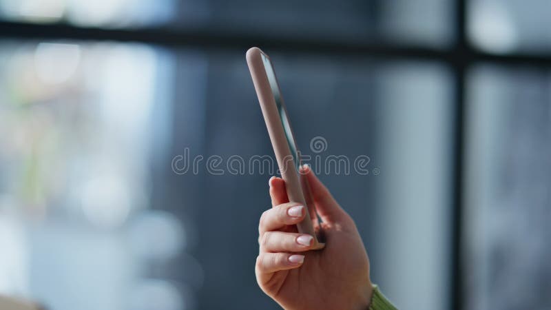 手持手机柜特写. 未知的管理器正在读取消息 股票录像