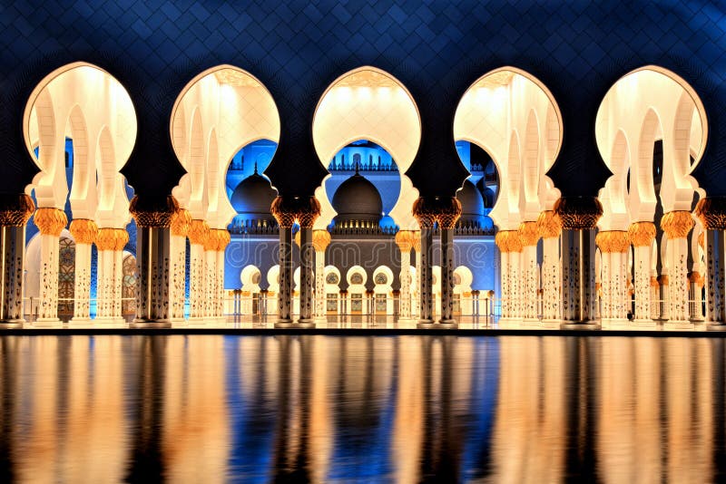 扎耶德Grand Mosque回教族长在黄昏的阿布扎比 免版税库存图片 扎耶德Grand Mosque回教族长在黄昏的阿布扎比 免版税库存图片