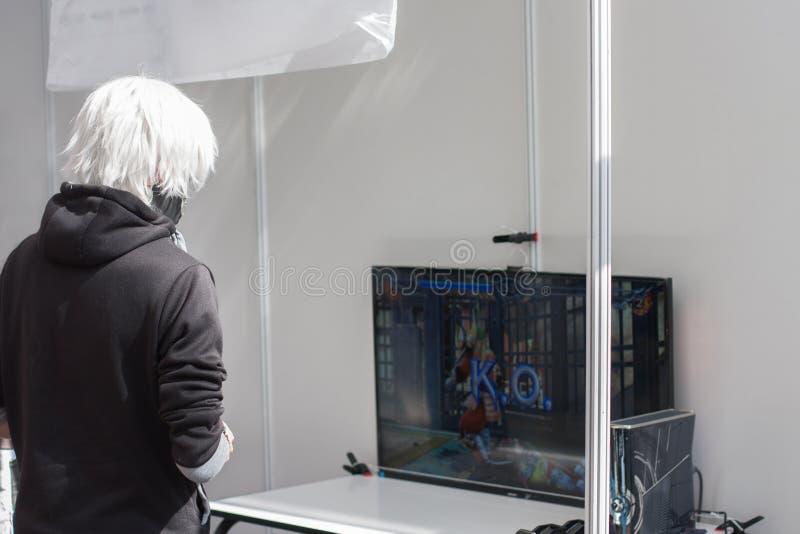 打控制台比赛的未认出的少年在Animefest 免版税库存图片 打控制台比赛的未认出的少年在Animefest 免版税库存图片