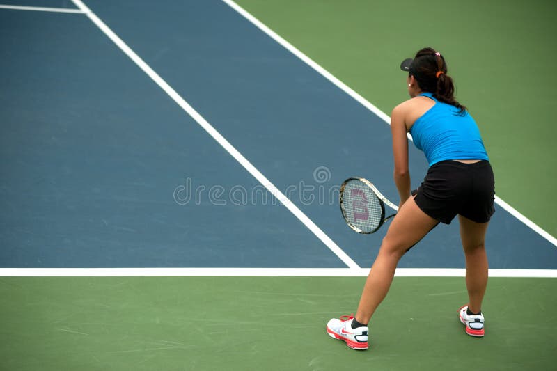 打网球的妇女。