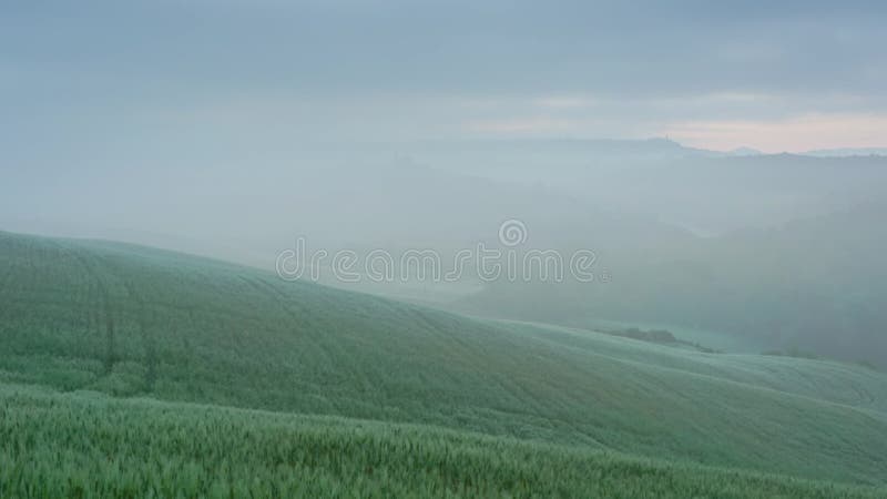 托萨尼景观日出农场房屋和山丘