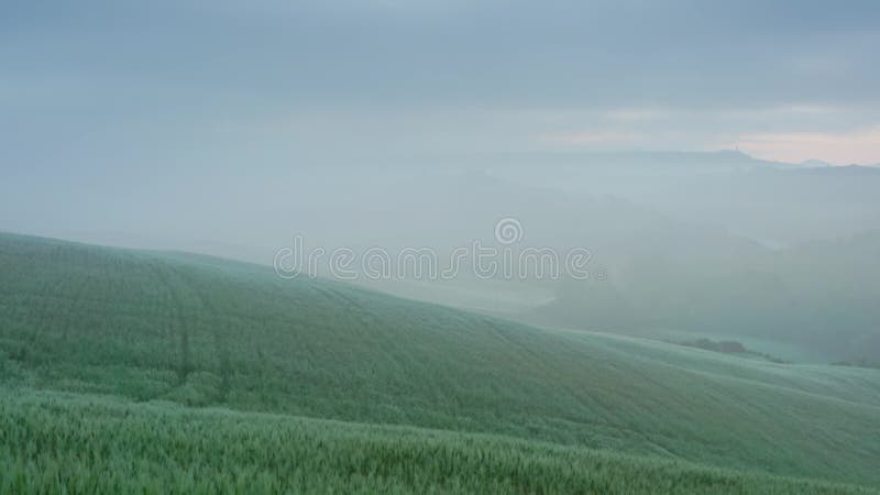 托萨尼景观日出农场房屋和山丘