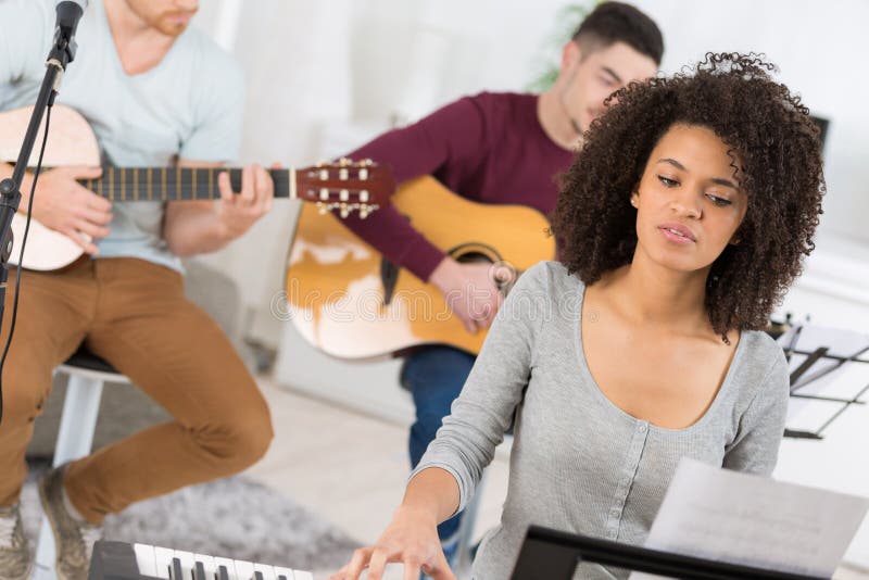 多民族音乐乐队在录音棚演出 图库摄影