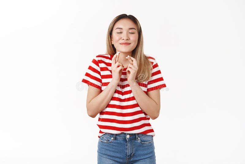 承诺行善,只要实现我的梦想 20多岁的迷人可爱乐观亚洲金发女孩笑得很开心 免版税库存图片 承诺行善,只要实现我的梦想 20多岁的迷人可爱乐观亚洲金发女孩笑得很开心 免版税库存图片