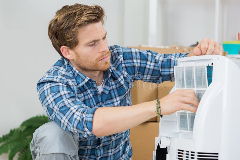 技术员修理空调机组 免版税库存图片